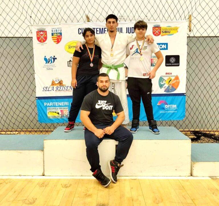 Trei judocani dâmbovițeni, pe podium la turneul internațional „Cupa Temerarul”. Doi dintre ei au cucerit aurul